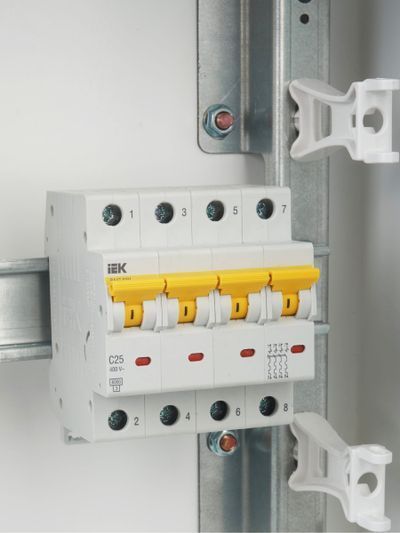 KARAT Автоматический выключатель ВА47-60M 4P C 25А 6кА IEK