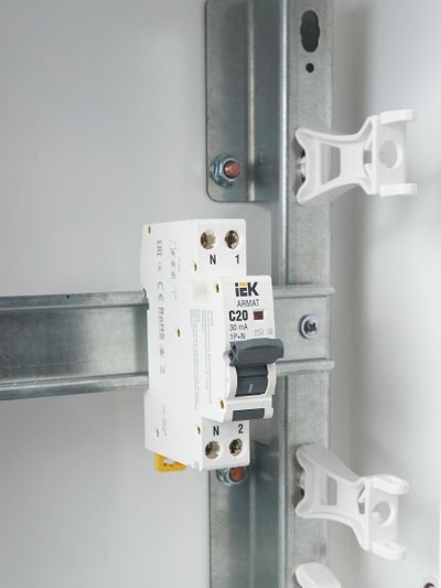 ARMAT Автоматический выключатель дифференциального тока B06S 1P+NP C20 30мА тип AC (18мм) IEK