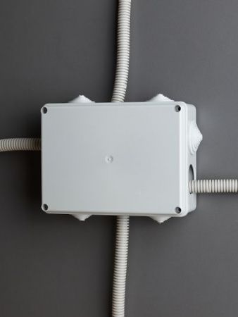 Коробка распаячная КМ41243 для открытой проводки безгалогенная (HF) 190х140х70мм IP44 10 гермовводов серая IEK